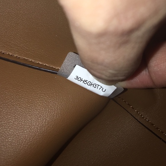 👑Michael Kors Tote👑 - Picture 3 of 4