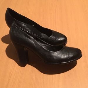 Genuine leather black Ariane pumps. New! Size 6