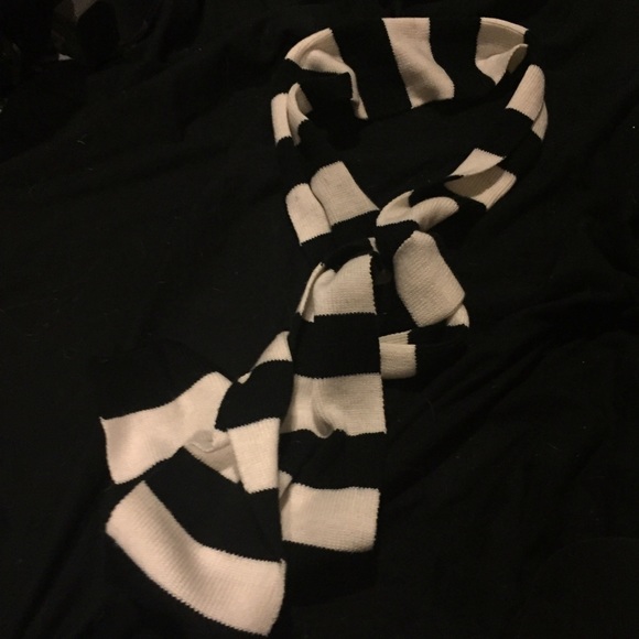 BLACK AND WHITE SCARF