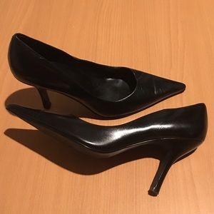 Black leather pumps. Size 7