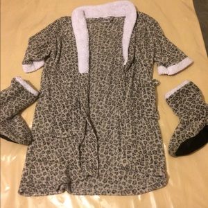 Robe With Slippers!!