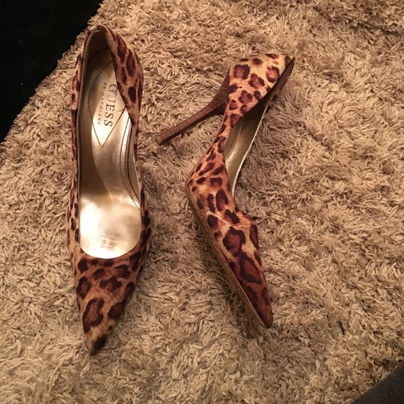 GUESS LEOPARD PRINT PUMPS