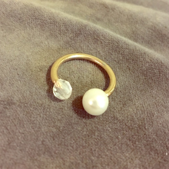 Fashionable pearl ring