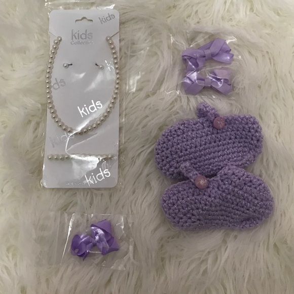 Bows, bottles and necklaces - Picture 1 of 4