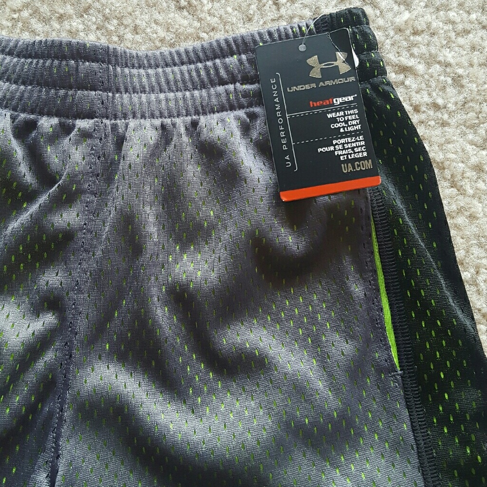 Under Armor Boys Athletic Shorts - Size 5 - Picture 2 of 3
