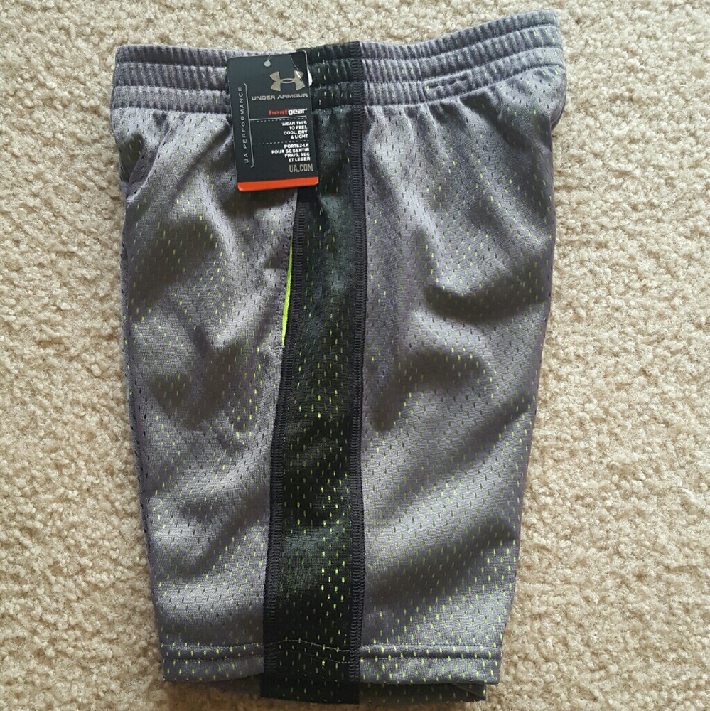 Under Armor Boys Athletic Shorts - Size 5 - Picture 3 of 3