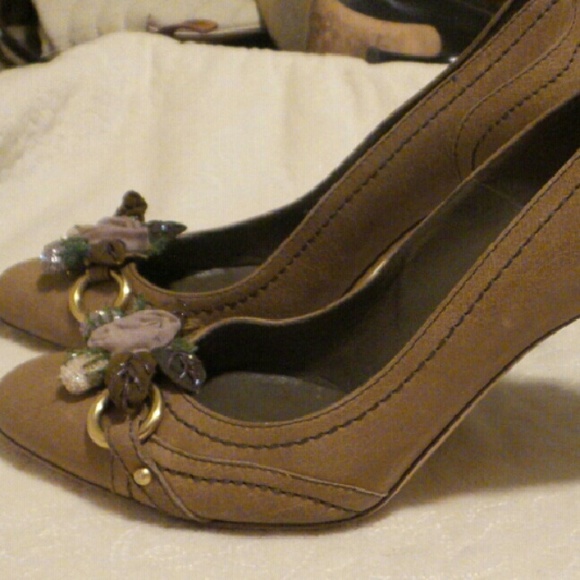 Cute Valentino Embellished Pumps!
