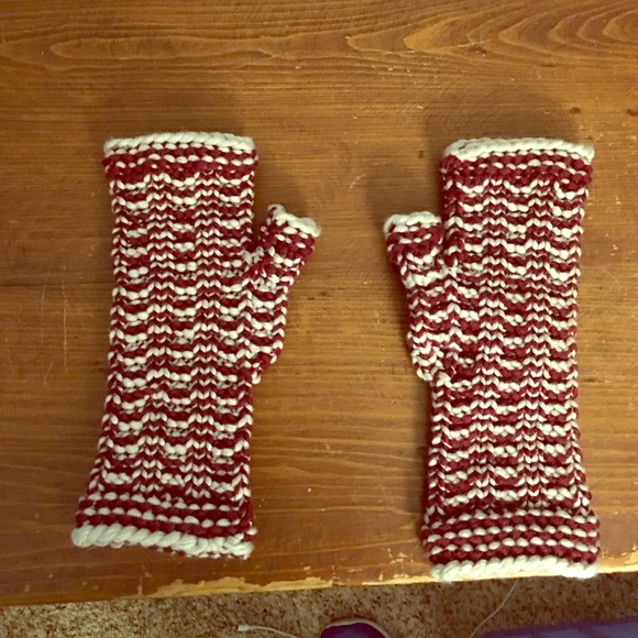 Knitted fIngerless mittens.