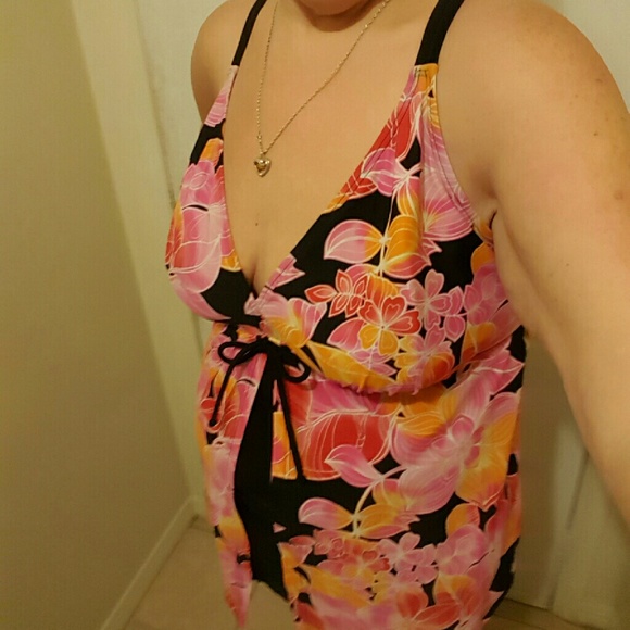 **SOLD** Floral swim tank - Picture 3 of 3