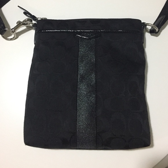 Coach cross over hand bag.