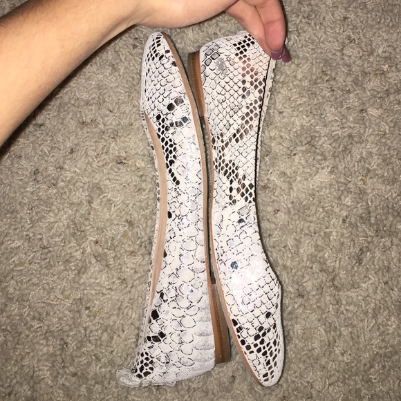 ✨SALE✨ Vince Camuto Flats!