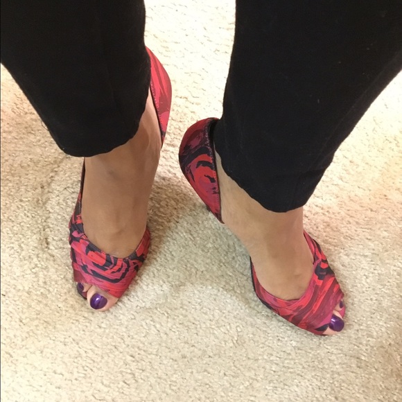 FINAL REDUCTION! Black/Red Printed Shoes W/Clutch
