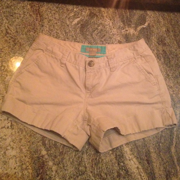 Women's Old Navy cuffed khaki shorts
