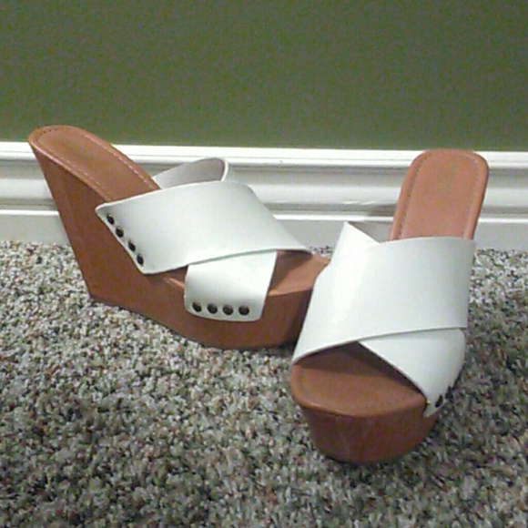 WHITE STRAPPED WEDGES