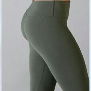 NWOT  Lulu Lemon  Capris wonder under pants !