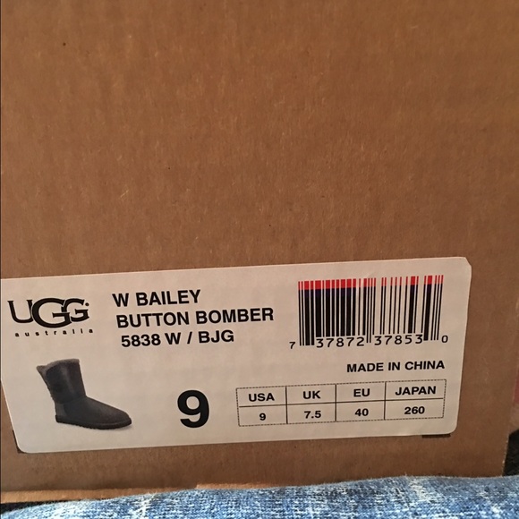 Ugg boots size 9 with earmuffs - Picture 2 of 4