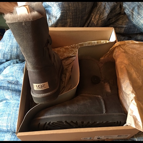 Ugg boots size 9 with earmuffs - Picture 3 of 4