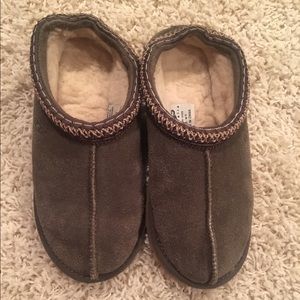 UGG olive slip on slipper!!