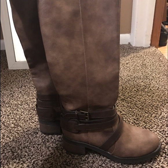 Fergilicious boots size 6 1/2 only worn once