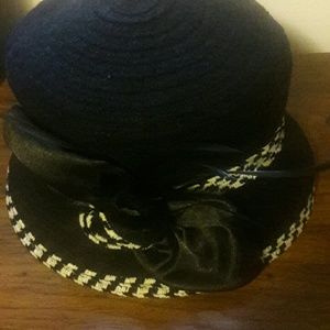 Velvet black and white hat