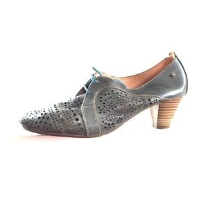 Retro style heeled shoes