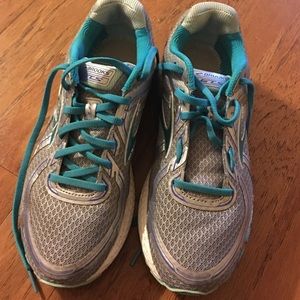 Brooks tenni shoes