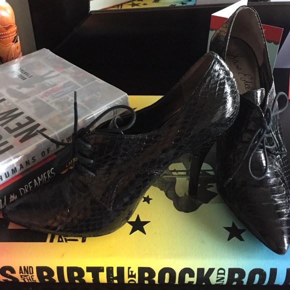 Almost new pair of Sam Edelman ankle booties.