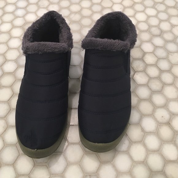 Comfortable shoes-never worn. Fit more like a 7. - Picture 1 of 3