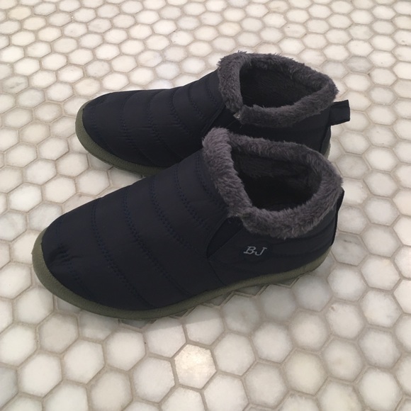 Comfortable shoes-never worn. Fit more like a 7. - Picture 2 of 3