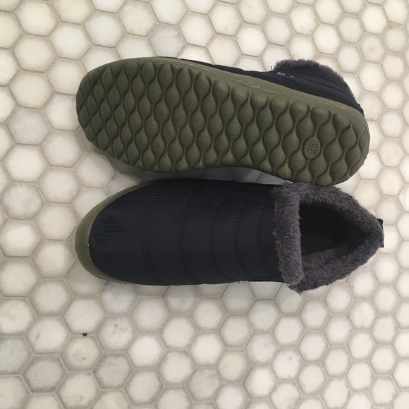 Comfortable shoes-never worn. Fit more like a 7. - Picture 3 of 3