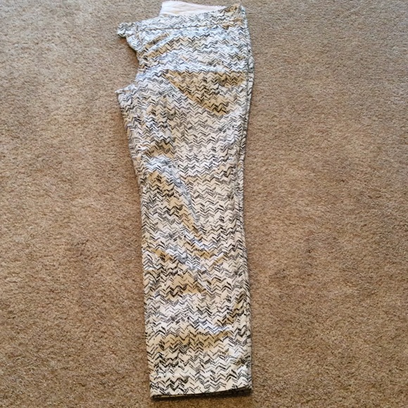 Ankle length pants white and black patterned