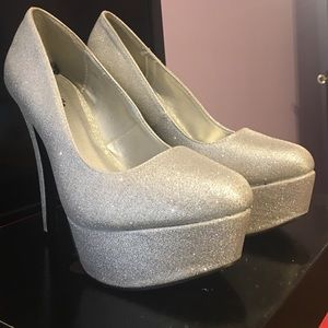 💖Sparkly Silver Heels