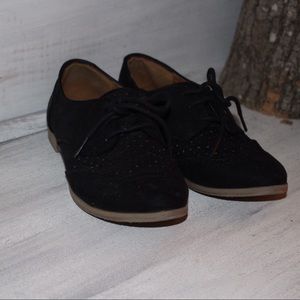 Oxford style suede shoes