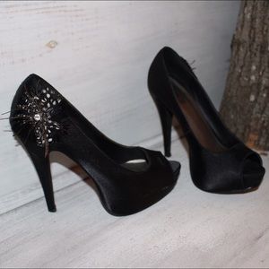 Black pumps