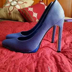 Blue pumps