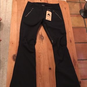 Burton women's Vida snowboard pant in size medium.