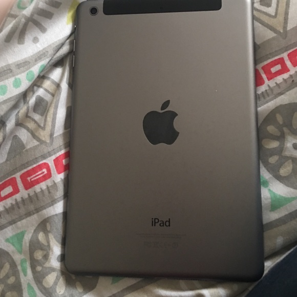 iPad mini brand new with box and charger - Picture 2 of 2