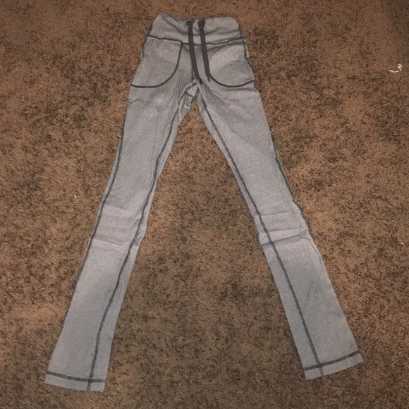 Black and white lululemon leggings