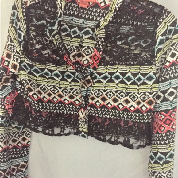 TRIBAL PRINT CROP BUTTON DOWN - Picture 2 of 4