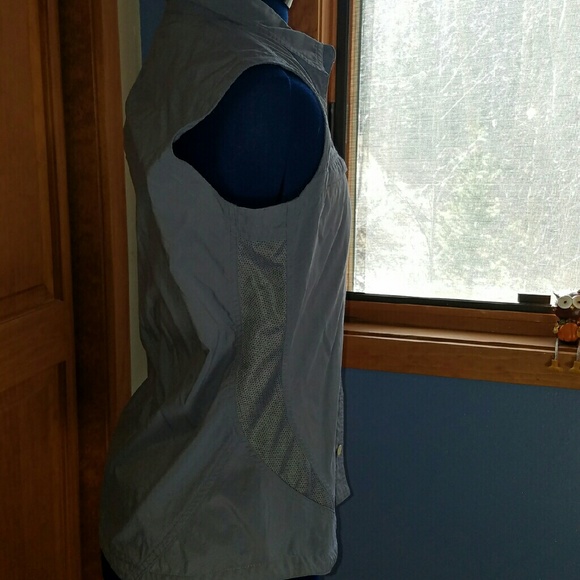 Mountain hardware sleeveless hiking top - Picture 2 of 3
