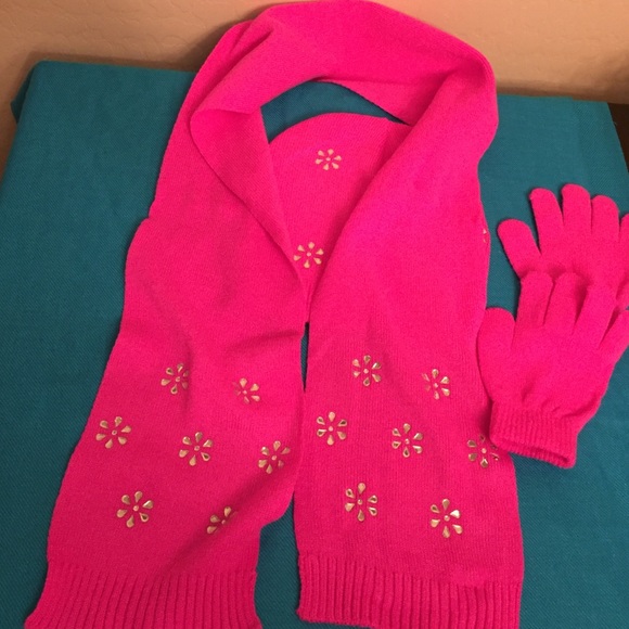 Toby & Me Girl's Hat, Scarf, & Gloves Set - Picture 3 of 4