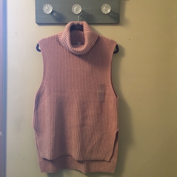 Sleeveless turtleneck sweater