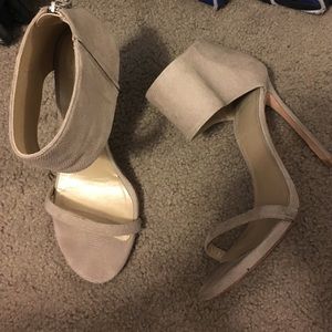 Stuart Weitzman grey showgirl heel. Size 9