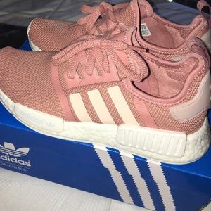 Salmon adidas nmd