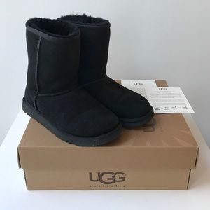 UGG W CLASSIC SHORT Boots✨