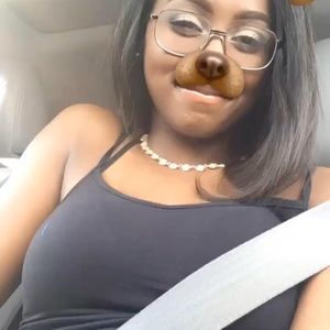 Meet your Posher, Nia