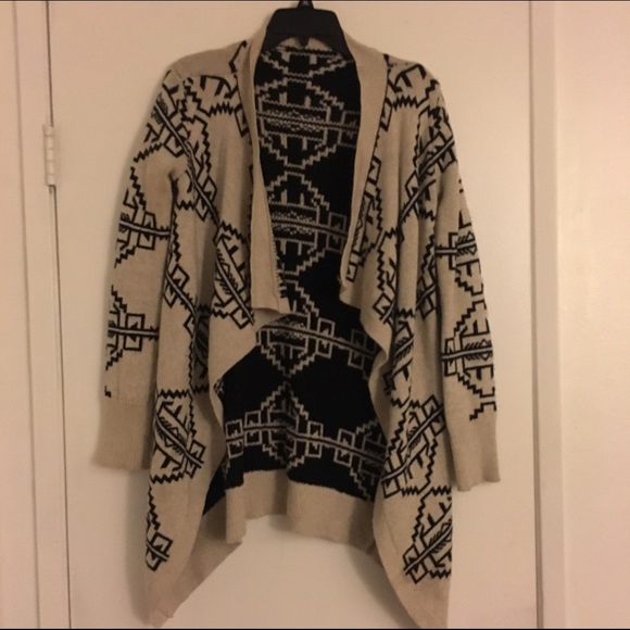 Sweaters - Medium oversized tribal shrug