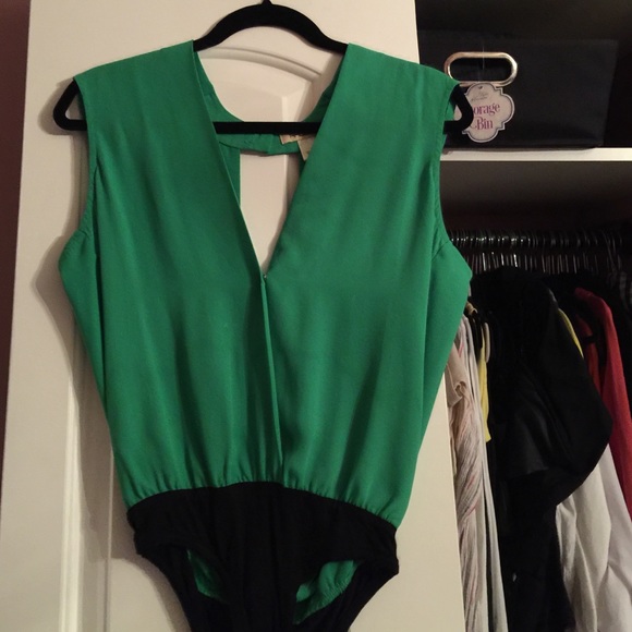 Arden B green beautiful top