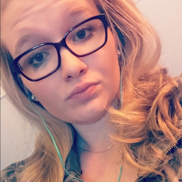 Meet your Posher, Carly - Picture 2 of 4