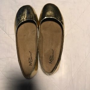 Gold Slippers Flats💛🖤 size 8.5